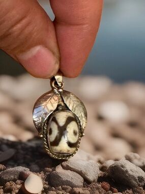 Vintage & Handcrafted Ethnic Tibetan 2 Eye Agate(Dzi)Pendant Set in Silver 4.91g